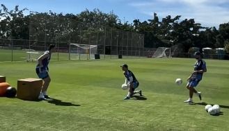 Goleiro do Cruzeiro, Cássio vai às redes e mostra treino com bola