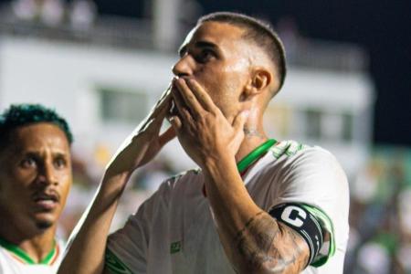 Thiago Galhardo comemora gol com a camisa do Feira FC