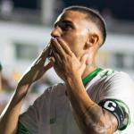 Após voltar da aposentadoria, Thiago Galhardo estreia com dois gols no Feira FC