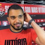 Lucas Arcanjo celebra goleada do Vitória e se oferece para bater pênalti