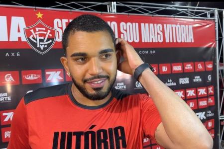 Lucas Arcanjo durante entrevista na zona mista do Barradão