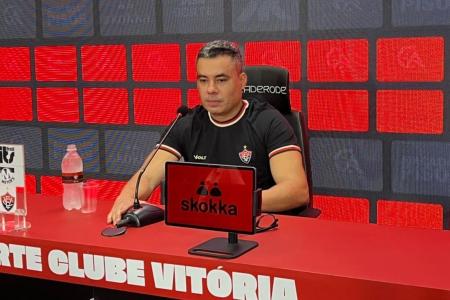 Jair Ventura durante coletiva após partida entre Vitória e Coritiba
