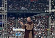 Frei Gilson emociona fiéis e reúne multidão no Mineirão em maior festival católico do país