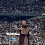Frei Gilson emociona fiéis e reúne multidão no Mineirão em maior festival católico do país