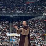 Frei Gilson emociona fiéis e reúne multidão no Mineirão em maior festival católico do país
