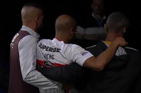 Lucas Moura deixa o gramado carregado
