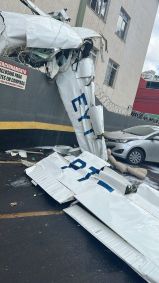 Avião colidiu com prédio