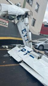 Avião colidiu com prédio