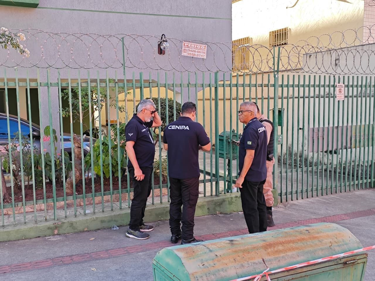 Queda de avião em BH: técnicos do Cenipa chegam a local para perícia