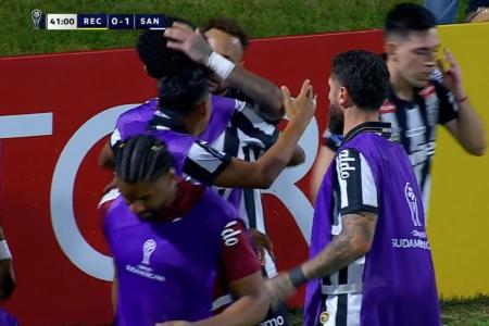 Recoleta x Santos: Neymar e Robinho Jr se abraçam em comemoração de gol