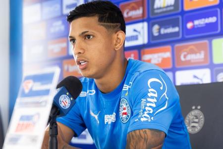 Atacante Erick Pulga, do Bahia, durante entrevista coletiva