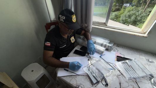 Investigador da Polícia Civil da Bahia cumprindo mandado de busca e apreensão