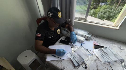 Investigador da Polícia Civil da Bahia cumprindo mandado de busca e apreensão
