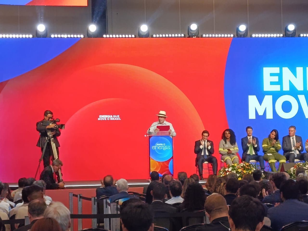 Lula promete 'nunca mais ter apagão' e diz que Brasil pode liderar transição global
