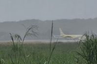 Avião cargueiro da Gol sai da pista no aeroporto de Salvador