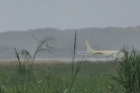 Avião de carga da empresa Gol sai da pista no aeroporto de Salvador