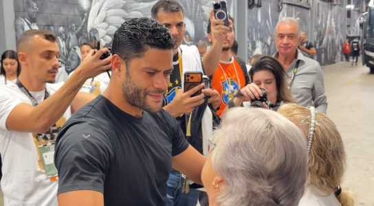 Hulk emocionado ao deixar a Arena MRV