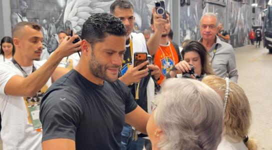 Hulk emocionado ao deixar a Arena MRV