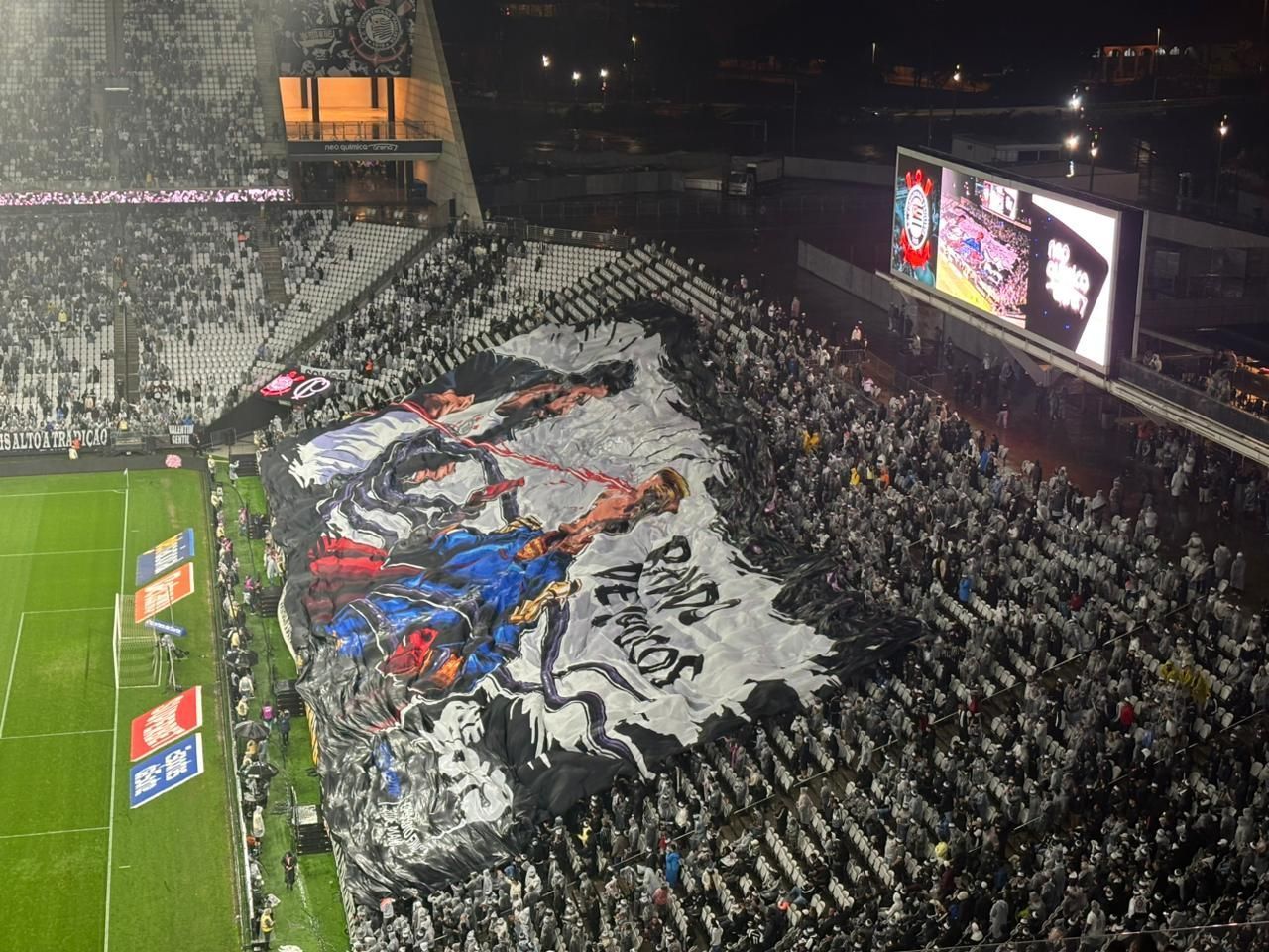 Corinthians x São Paulo: torcida abre bandeirão com tema de série de super-heróis