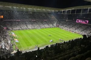 Corinthians bate São Paulo em clássico de cinco gols e confusões no Brasileiro