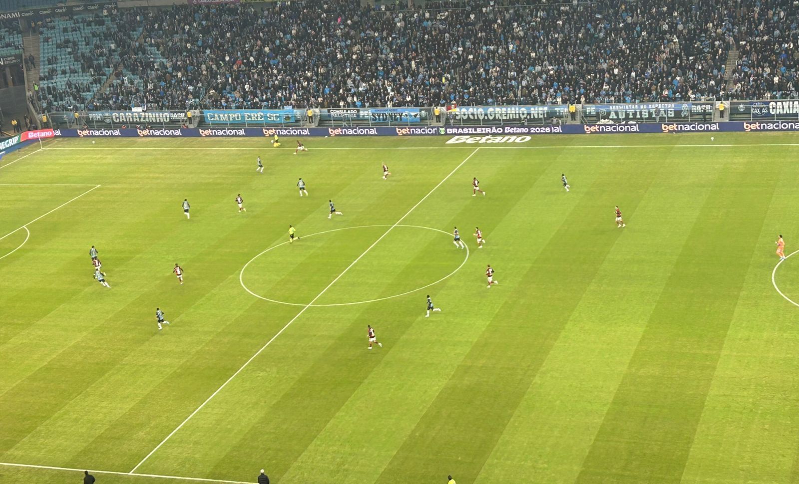 Titular do Grêmio se machuca no início do jogo com Flamengo e preocupa