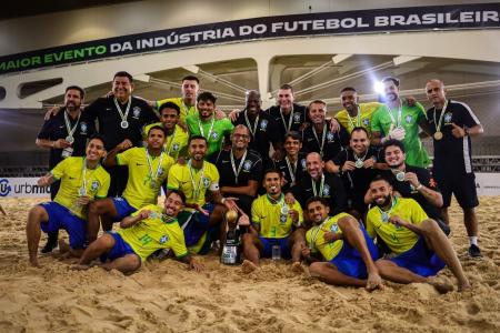 Jogadores da Seleção Brasileira e Beach Soccer posam com troféu • Gabriel Silva/FutPro Expo