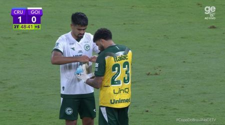 Filipe Machado precisou assumir a trave do Goiás contra o Cruzeiro no Mineirão