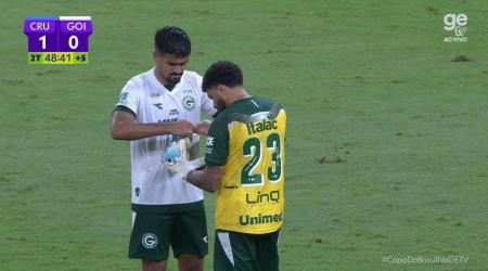 Filipe Machado precisou assumir a trave do Goiás contra o Cruzeiro no Mineirão