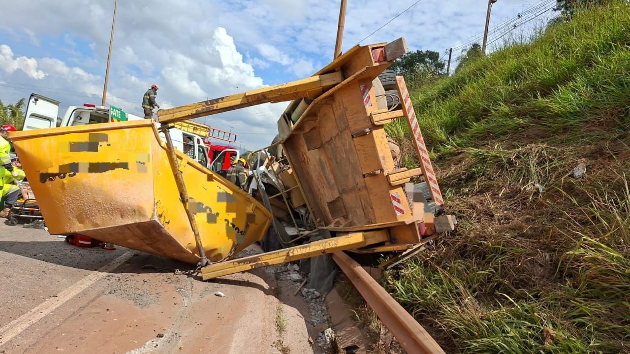 Caminhão capota na rodovia Fernão Dias em Betim, na Grande BH