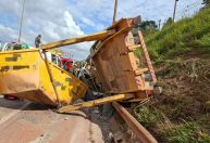 Caminhão capota na rodovia Fernão Dias em Betim, na Grande BH