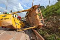 Caminhão capota na rodovia Fernão Dias em Betim, na Grande BH