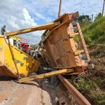 Caminhão capota na rodovia Fernão Dias em Betim, na Grande BH