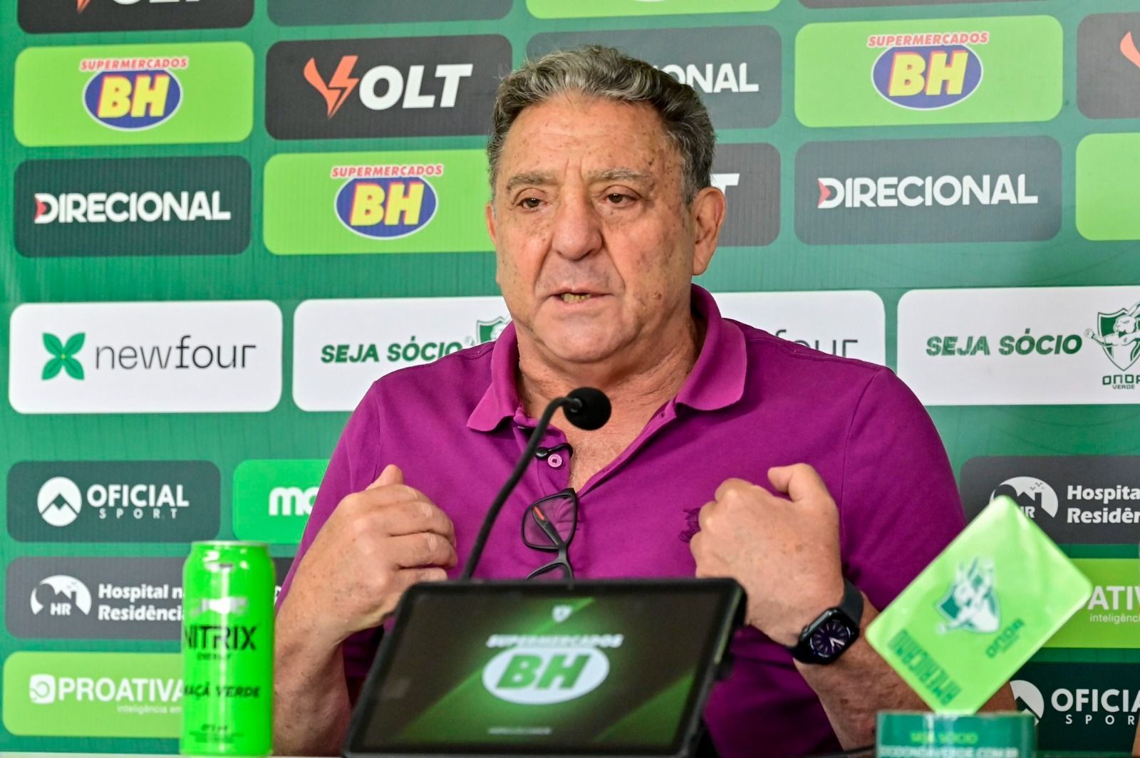 Coordenador do América visita CT para 'tratar questões' com jogadores