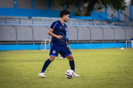 Meia Fabrício Oya durante treino do Confiança