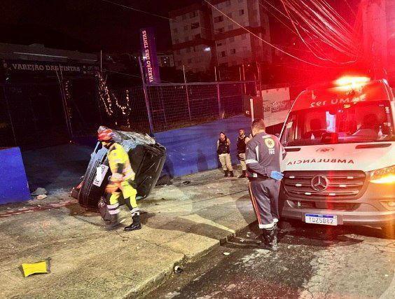 Veículo tomba na Av. Mário Werneck, no Buritis, após bater em muro