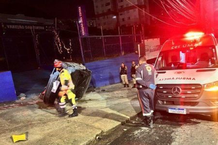 Veículo tomba na Av. Mário Werneck, no Buritis, após bater em muro