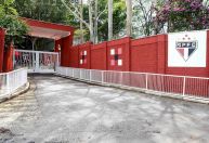 Em meio à crise, torcedores do São Paulo protestam e cobram jogadores no CT