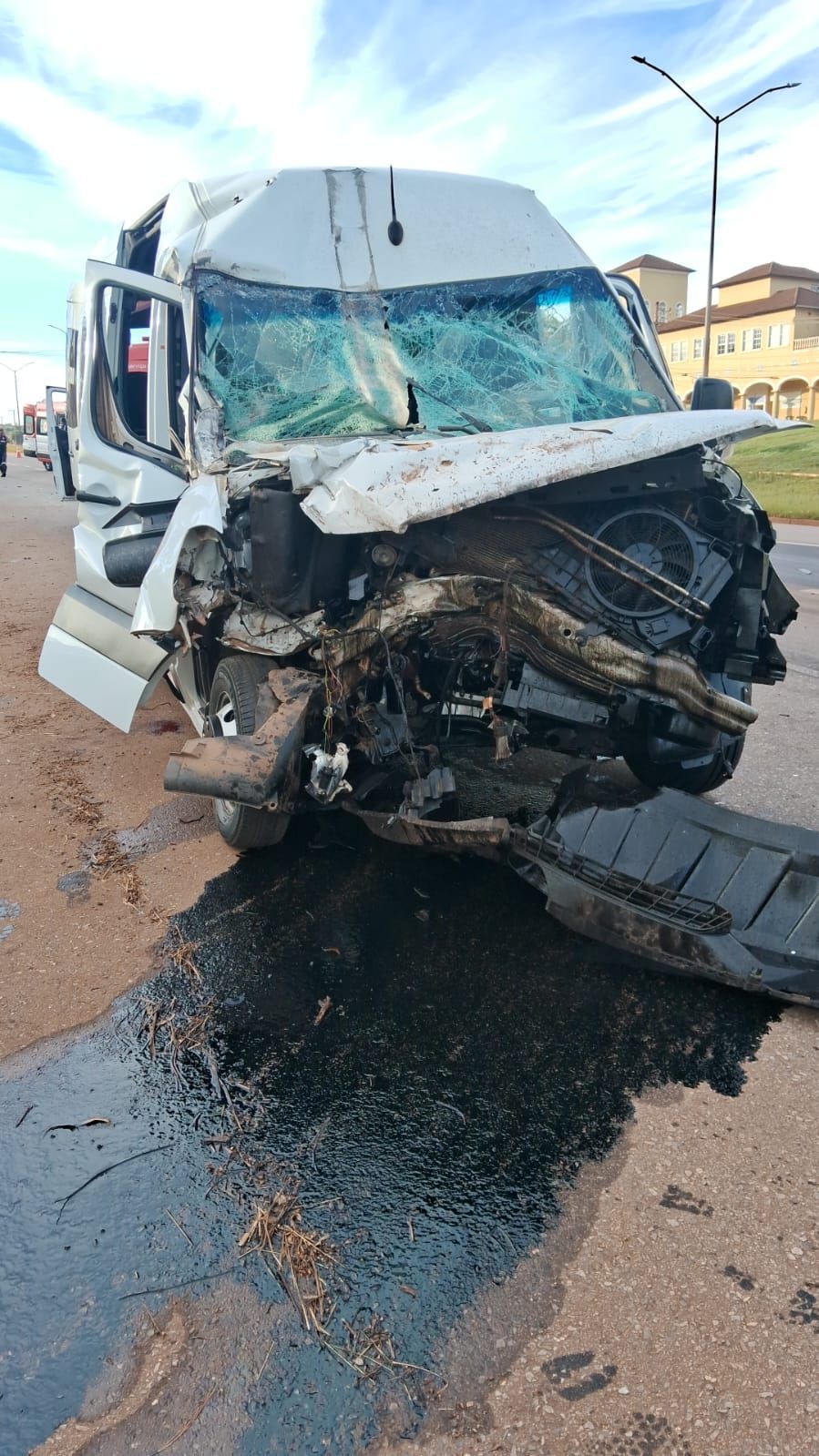 Van com pacientes de Ouro Preto se envolve em acidente na BR-356