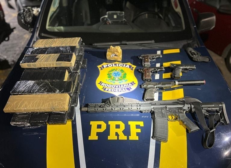 PRF apreende fuzil, pistolas e drogas em abordagem na BR-101, na Serra