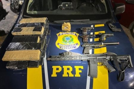 PRF apreende fuzil, pistolas e drogas em abordagem na BR-101, na Serra