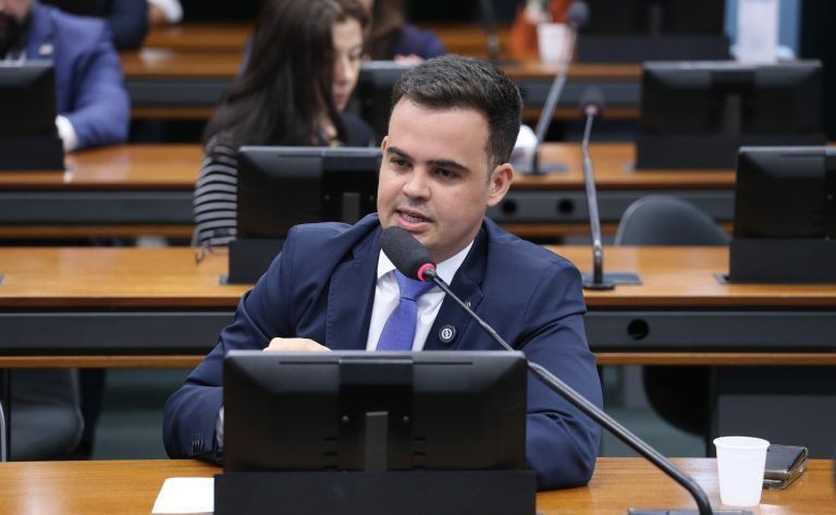 Comissão da Câmara aprova projeto que autoriza porte de arma para médicos-veterinários
