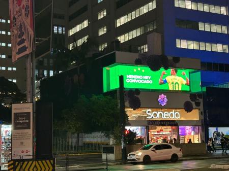Loja na Avenida Paulista com foto de Neymar na Seleção Brasileira • Mardélio Couto / Itatiaia