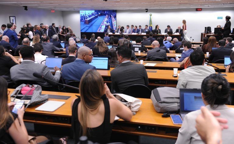 Audiência debate fim da escala 6x1 e setor produtivo teme inflação e falta de mão-de-obra