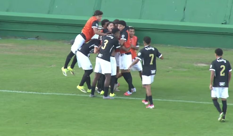Veneno marca, Atlético vira sobre Coritiba e avança à final da Copa do Brasil Sub-17