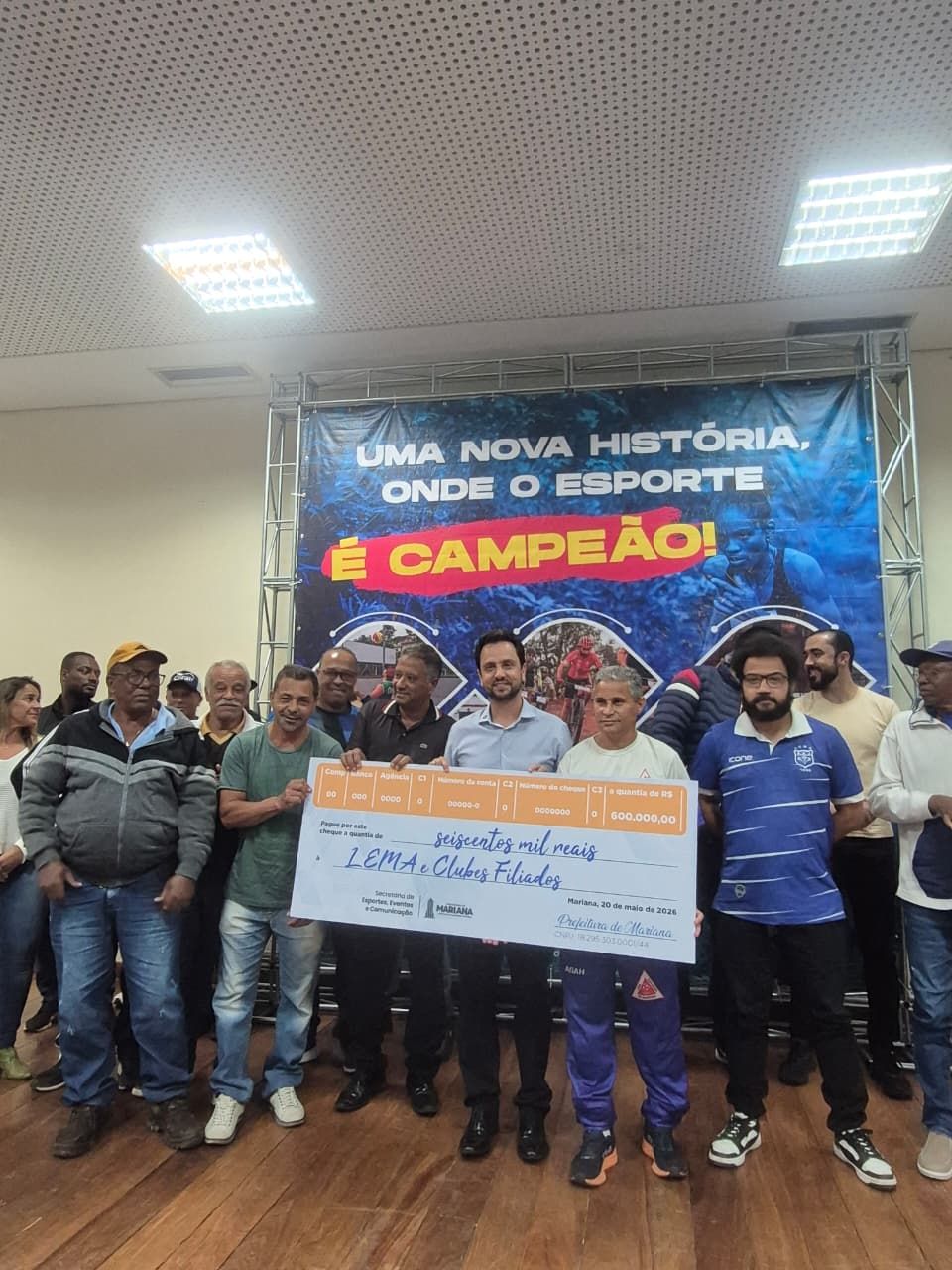 Mariana repassa R$ 600 mil à Liga Esportiva e entrega materiais para projetos sociais