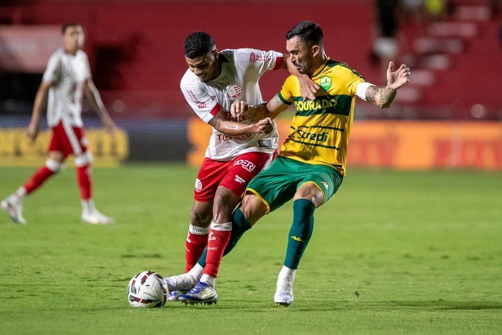 Náutico perde pênalti, mas vence Cuiabá e assume liderança provisória da Série B