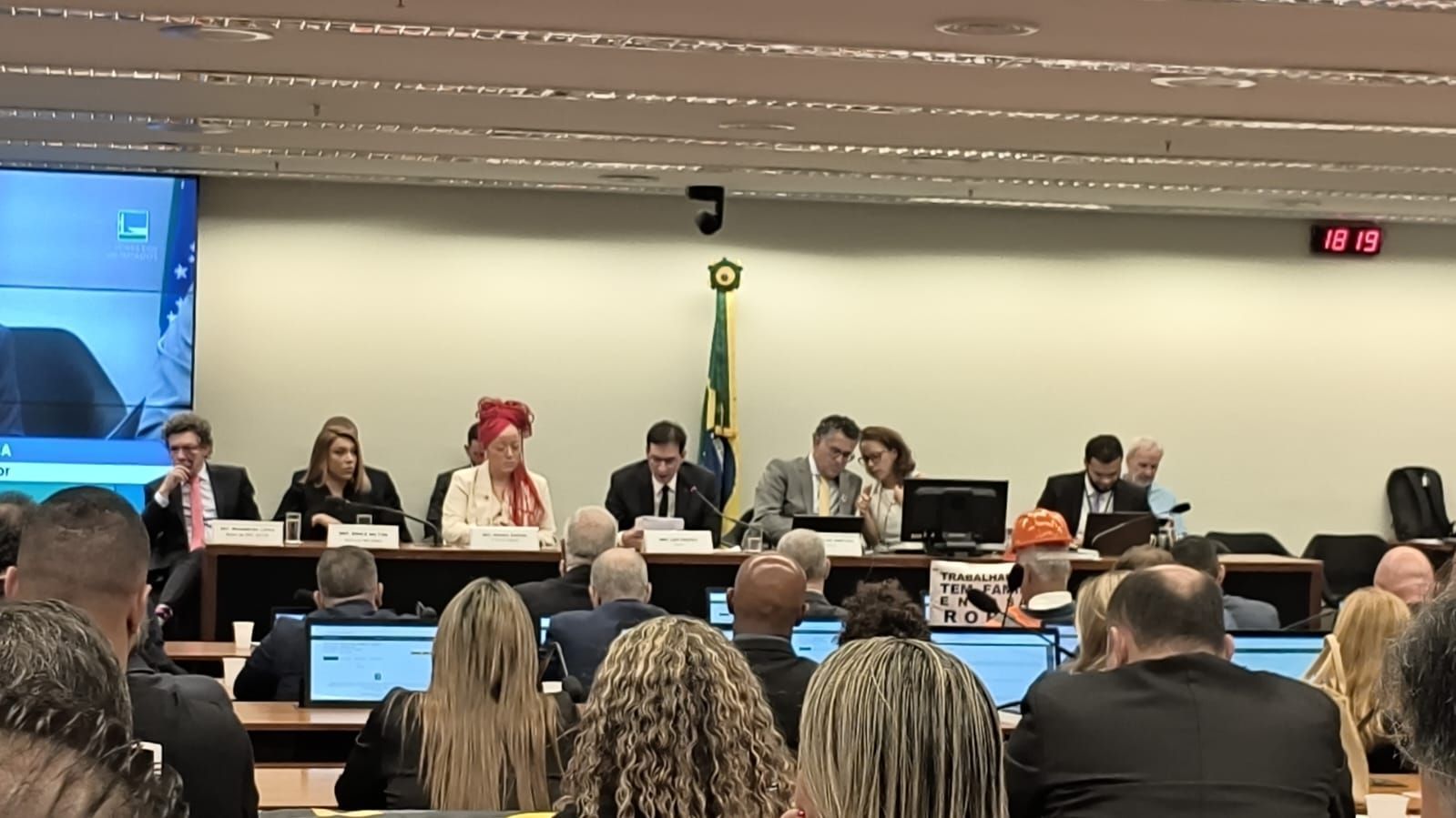 Deputados retiram assinaturas de apoio as emendas da PEC do fim da escala 6x1
