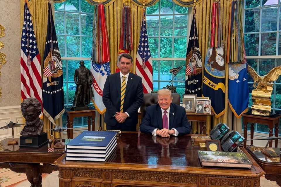 Flávio Bolsonaro se encontra com Donald Trump na Casa Branca