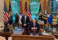 Trump aprova entrada de Flávio Bolsonaro nos EUA e diz que senador estava na Argentina