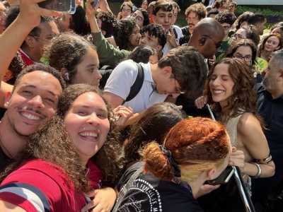 Estudantes reunidos junto da cantora Marina Sena • Imagens cedidas